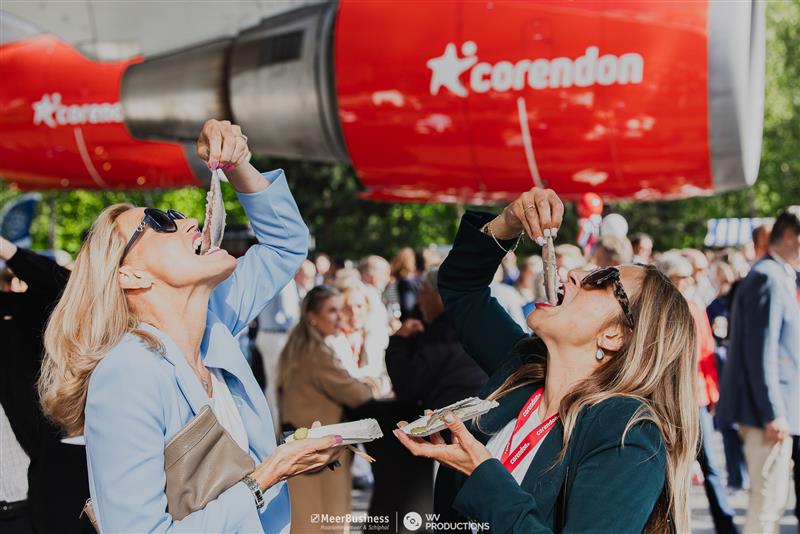 Genieten van haring onder de vleugels van de Corendon Boeing 