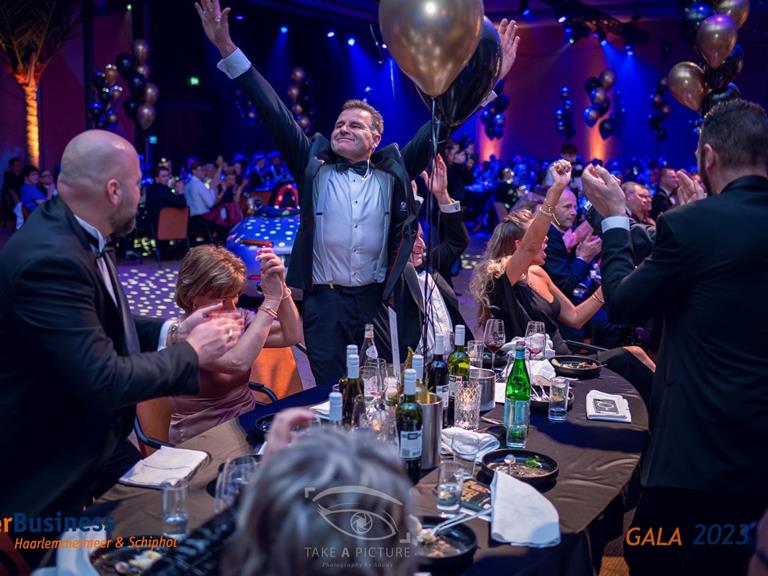DJMiddelkoop wint Ondernemingsprijs Haarlemmermeer 2023-2024 bij James Bond Gala